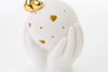 Immagine di PROFUMATORE SFERA MANI PORCELLANA ORO CON LED H 12 LINEA GOLDEN TOUCH