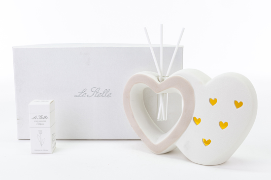 Immagine di PROFUMATORE CUORI PORCELLANA A LED H 11.5 LINEA PROFUMI D'AMORE