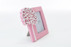 Immagine di PORTAFOTO IN RESINA COLORE ROSA 6X9 DECORO ALBERO DELLA VITA