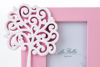 Immagine di PORTAFOTO IN RESINA COLORE ROSA 6X9 DECORO ALBERO DELLA VITA