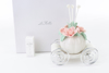 Immagine di PROFUMATORE CARROZZA CON FIORE PORCELLANA ROSA H 13