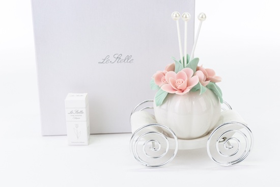Immagine di PROFUMATORE CARROZZA CON FIORE PORCELLANA ROSA H 13