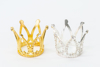 Immagine di CORONA METALLO CON STRASS CONFEZIONE 24 PEZZI COLORE ARGENTO
