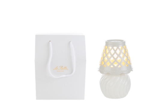 Immagine di LAMPADA PORCELLANA BIANCA 8,5x8,5xh.13,5CM C/SHOPPER